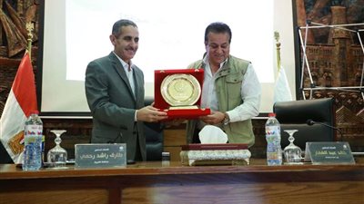 وزير الصحة: القيادة السياسية توجه بمد العمل بمبادرة 100 يوم صحة