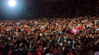 مصطفى حجاج يتألق بحفل كامل العدد في 