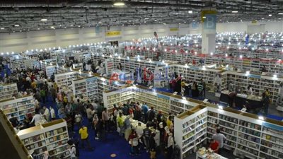 بالصور ..استمرار توافد المواطنين على معرض الكتاب