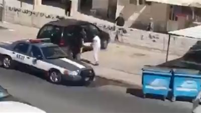 شاهد.. شرطي كويتي يتعرض للضرب المبرح على يد شخص في شارع عام