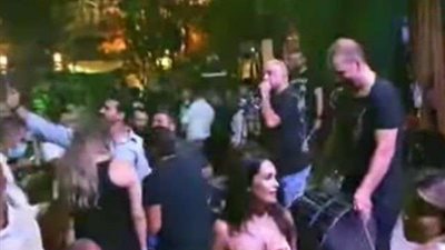 مغني لبناني يثير الجدل أثناء حفل غنائي في بيروت