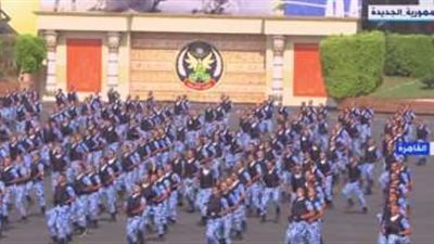 طلاب أكاديمية الشرطة يقدمون عروض القوة واللياقة البدنية