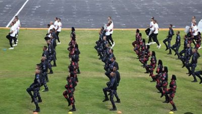 شاهد | طلاب أكاديمية الشرطة يؤدون حركات وركلات باستخدام اليدين والقدمين