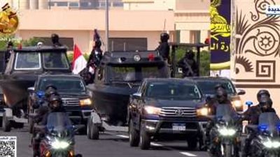 القوات الخاصة يقدمون عروض متنوعة من المركبات المستخدمة أمام الرئيس السيسي