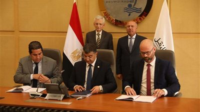 وزير النقل والسفير الفرنسي بالقاهرة يشهدان توقيع مذكرة تفاهم بشأن مترو الأنفاق