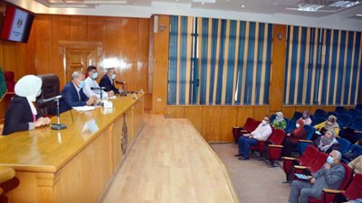 محافظ القليوبية يناقش تطبيق منظومة التحول الرقمي