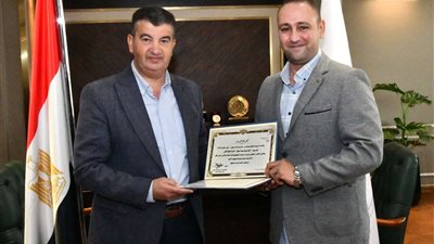 رئيس مجلس إدارة الهيئة القومية للأنفاق يُكرم أحد الموظفين لأمانته