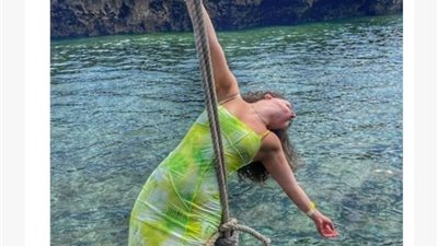 بعد القفز الحر.. مايان السيد تشعل السوشيال ميديا بالسباحة مع السلاحف  |صور