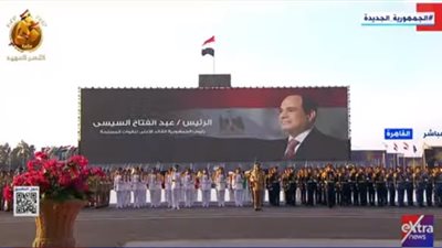 شاهد|الرئيس يشهد السلام الوطني في احتفال تخرج دفعات جديدة من الكليات العسكرية
