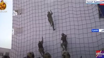 شاهد| الصاعقة تنفذ عروضا عسكرية بحفل تخرج الكليات العسكرية