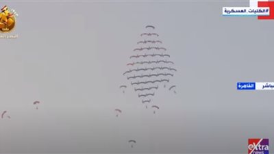 شاهد| القفز الحر لرجال المظلات في حفل تخرج الكليات العسكرية