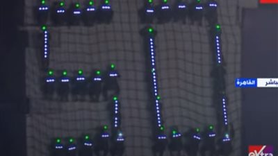 شاهد| رجال الصاعقة يشكلون رقم 50 على شبكة تسلق خلال احتفالية تخرج الكليات العسكرية