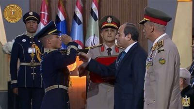 عاجل | الرئيس السيسي يمنح أنواط الامتياز لأوائل خريجى الكليات العسكرية