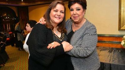 ابنة الفنانة رجاء الجداوي تبكي على الهواء.. وتكشف حالة دلال عبد العزيز