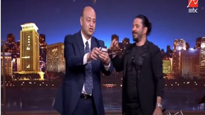 عمرو أديب يمنح مصطفى حجاج 500 جنيه على الهواء لهذا السبب .. فيديو