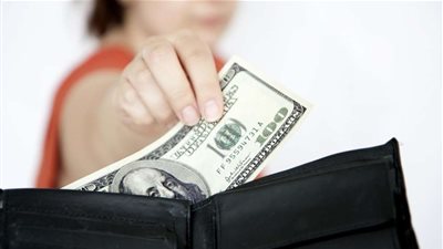 يحق للمرأة سرقة زوجها.. فتوى المحفظة تثير السوشيال ميديا