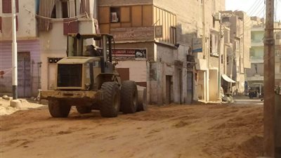 محافظ أسيوط: وضع التربة الزلطية بشارع أبو الحجاج بأبوتيج تمهيدًا لرصفه