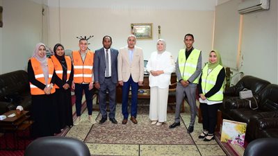 رئيس جامعة سوهاج يجتمع مع فريق عمل بيت التطوع ويوجه بتكثيف حملات التوعية بمخاطر الإدمان