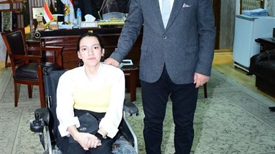 جامعة سوهاج تهدي طالبة من ذوي الإعاقة الحركية كرسياً كهربائياً متحركا