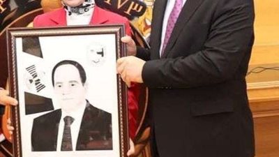 بورتريه في حب السيسي.. طالبة بجامعة سوهاج من ذوي القدرات الخاصة تبدع في رسم صورة الرئيس