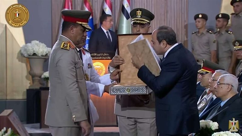 الرئيس السيسي يقبل