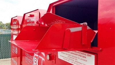 مصرع امرأة أثناء بحثها على ملابس في صندوق خيري