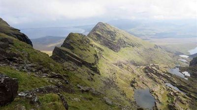 بالفيديو.. شاب يغامر بحياته ويرفع الأذان من أعلى قمة جبل في أيرلندا