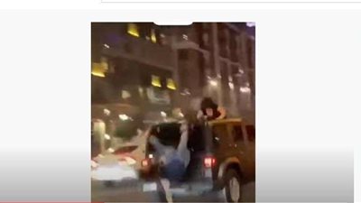 بالفيديو | لحظة سقوط فتاة أثناء جلوسها أعلى سيارة