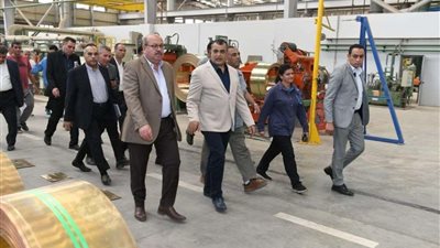 وزير الإنتاج الحربي يفاجئ العاملين في مصنعي 