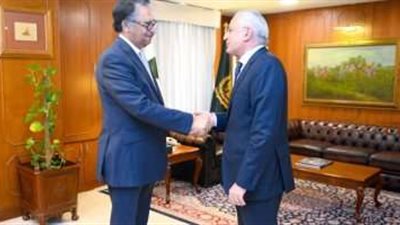 وزير خارجية باكستان يودع سفير مصر عقب انتهاء مهامه في البلاد