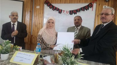 نائب رئيس جامعة الأزهر يكرم أوائل الطالبات بكلية التربية بنات بأسيوط