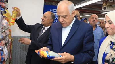 محافظ الجيزة يُجري جولة تفقدية للمنافذ التجارية بحي الهرم لمتابعة مبادرة تخفيض الأسعار