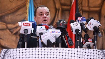 رئيس تحرير الأهرام ويكلي: الإعلام الغربي يُقدم المُحتل في صورة الضحية