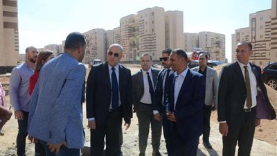 وزير الإسكان يتفقد وحدات 