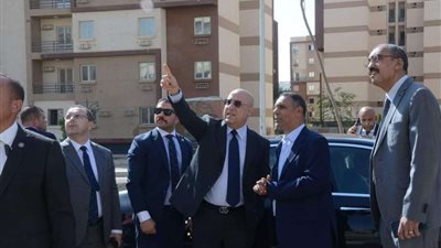 وزير الإسكان يتفقد تسليم وتنفيذ مراحل مشروع 