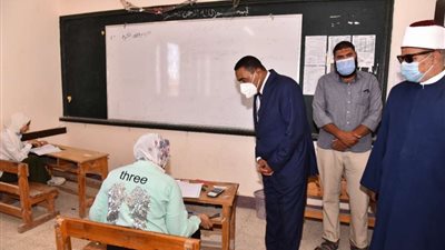 بالصور | محافظ مطروح يتفقد لجان امتحانات الثانوية العامة