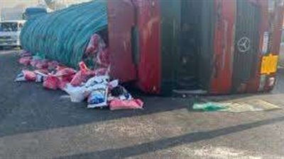 زحام مروري على الدائري اتجاه المريوطية بسبب انقلاب سيارة نقل