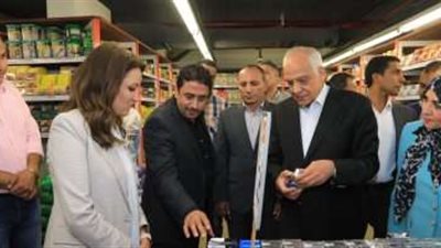 محافظ الجيزة يقوم بجولة تفقدية بحي بولاق الدكرور لمتابعة تنفيذ مبادرة خفض الأسعار