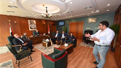 وزير الإسكان يعقد اجتماعًا بمقر جهاز 