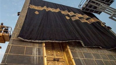 أمير مكة يسلم كسوة الكعبة المشرفة الجديدة قبل انطلاق موسم الحج