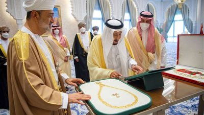 الملك سلمان يمنح سلطان عمان وسام الملك عبدالعزيز (فيديو)