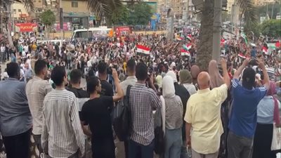 دعمًا للشعب الفلسطيني وتنديدًا بوحشية الاحتلال.. آلاف المصريين يجتمعون بميدان الحصري بمدينة أكتوبر