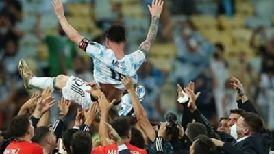 ميسي يُهدي لقب كوبا أمريكا لـ مارادونا