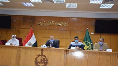 محافظ القليوبية يشهد توقيع استمارات حصر 