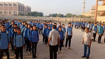 الطلاب يقفون دقيقة حداد في الطابور الصباحي على أرواح شهداء فلسطين