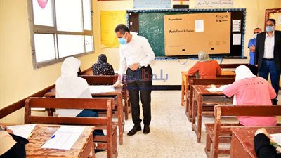 محافظ الغربية يتفقد أداء طلاب الثانوية العامة لامتحان اللغة الأجنبية بقطور