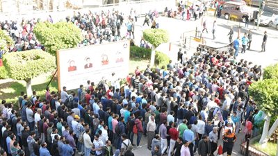 طلاب جامعة عين شمس يؤدون صلاة الغائب على أرواح شهداء فلسطين