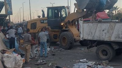 حملة مكبرة لإزالة الاشغالات من محيط مجمع مواقف الأزهر بأسيوط