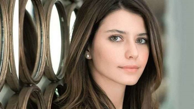 الفنانة بيرين سات