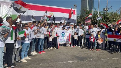 توافد عدد من المواطنين بشارع النصر أمام المنصة تضامنا مع القضية الفلسطينية